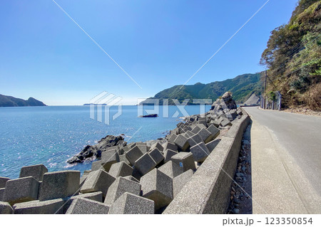 蒲江の海岸道路と豊後水道と深島 蒲江の海岸道路と豊後水道と深島 123350854