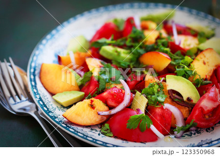 Fresh spring salad witn avocado, tomato, peach, red onion and herbs 123350968