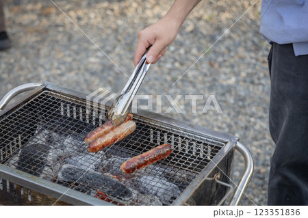 バーベキューで焼くソーセージ バーベキューで焼くソーセージ 123351836