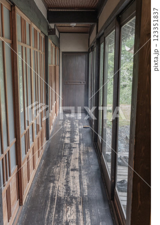 古い日本家屋の廊下 123351837