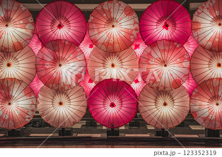 袋井市にある法多山尊永寺の和傘アートのライトアップの風景(静岡県) 123352319