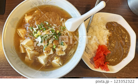 飲食店の風景（ピリ辛の麻婆ラーメンとミニカレーのランチセット） 123352322