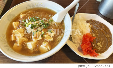 飲食店の風景(ピリ辛の麻婆ラーメンとミニカレーのランチセット) 飲食店の風景(ピリ辛の麻婆ラーメンとミニカレーのランチセット) 123352323