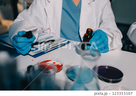 Researchers working in the clinical laboratory Researchers working in the clinical laboratory 123353107