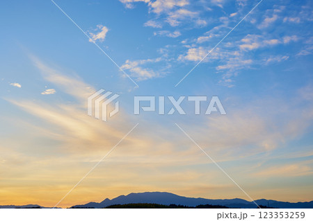 紫尾山と夕焼け 123353259