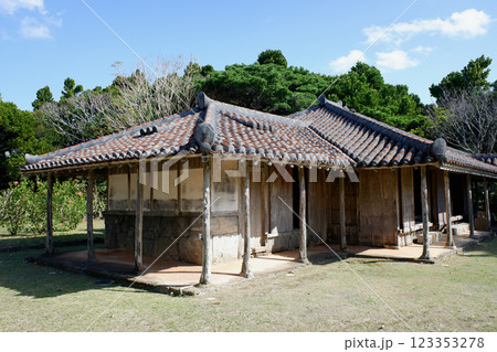 沖縄県　伊是名島　銘苅家住宅 123353278