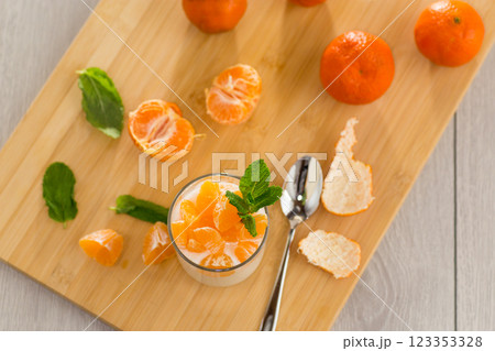 Refreshing dessert with tangerines and yogurt 123353328