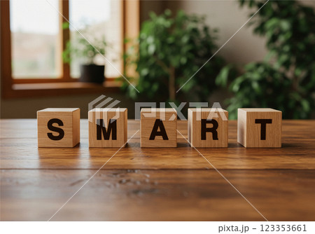 リビングに置かれた「SMART」と書かれた木製キューブ 123353661