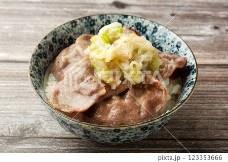 ねぎ塩豚タン丼 123353666