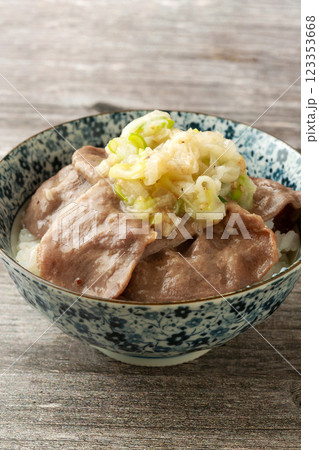 ねぎ塩豚タン丼 123353668