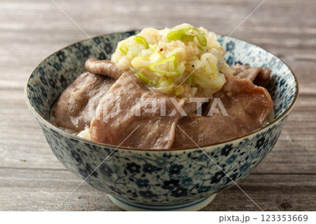 ねぎ塩豚タン丼 ねぎ塩豚タン丼 123353669