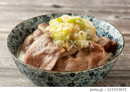 ねぎ塩豚タン丼 ねぎ塩豚タン丼 123353672