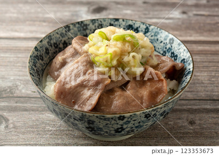 ねぎ塩豚タン丼 123353673