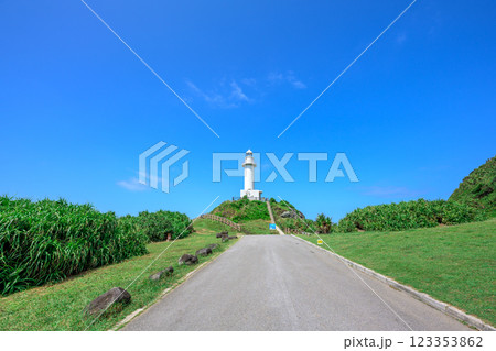 夏の石垣島 – 御神崎灯台へ続く美しい道 夏の石垣島 – 御神崎灯台へ続く美しい道 123353862