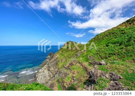 石垣島・御神崎の美しい海と岩場の風景 石垣島・御神崎の美しい海と岩場の風景 123353864