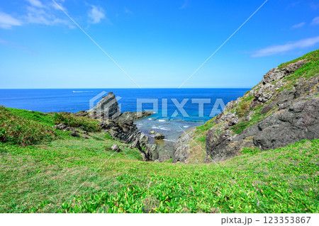 石垣島・御神崎の美しい海と岩場の風景 石垣島・御神崎の美しい海と岩場の風景 123353867