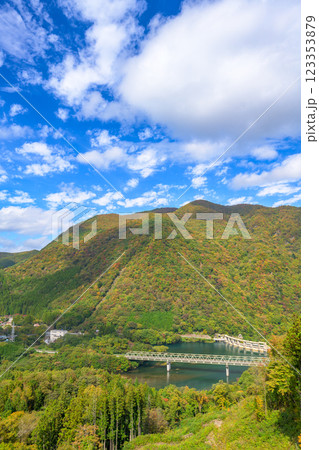 鮮やかな紅葉と青空!秋の渓谷風景 鮮やかな紅葉と青空!秋の渓谷風景 123353879