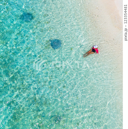 View of Stingrays on the beach in Fulidhoo island, Maldives 123354481