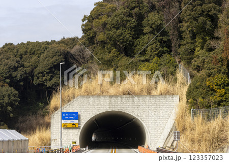 国道23号 名豊道路の五井トンネルの入り口 123357023