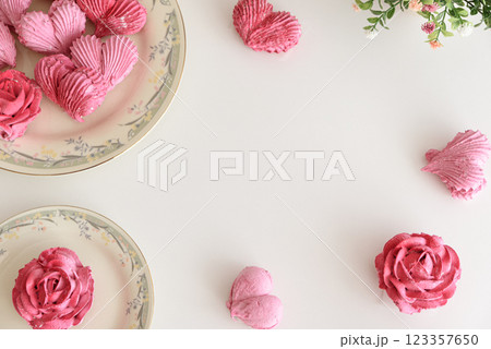 Romantic flat lay with rose and heart shape marshmallow. Valentine's Day celebration 123357650
