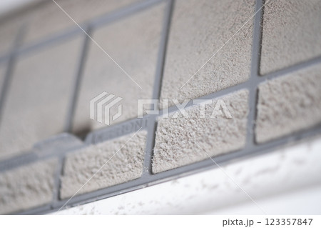 クーラーのフィルターに溜まった埃のイメージ　(写真素材) 123357847