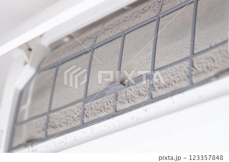クーラーのフィルターに溜まった埃のイメージ　(写真素材) 123357848