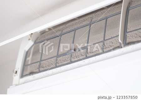 クーラーのフィルターに溜まった埃のイメージ　(写真素材) 123357850