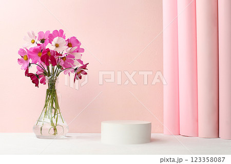 Abstract floral arrangement, empty podium for product and fresh chamomile flowers, stage for product display and business concept. Minimal modern aesthetics. elegant beauty concept, selective focus 123358087