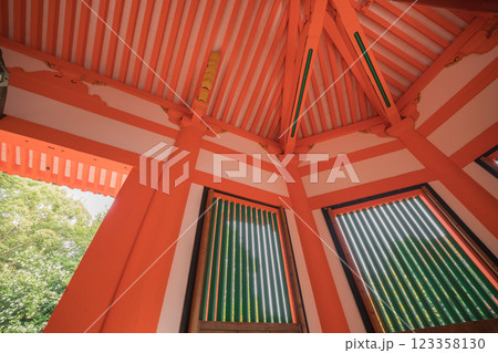 朱色に映える京都府八幡市の八角堂を撮影 123358130