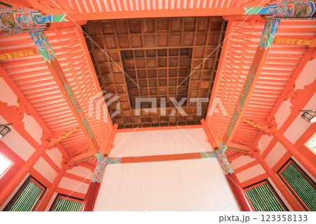 朱色に映える京都府八幡市の八角堂を撮影 123358133