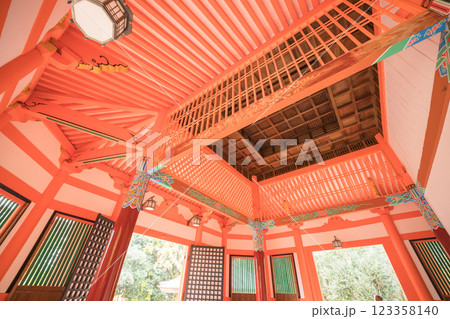 朱色に映える京都府八幡市の八角堂を撮影 123358140