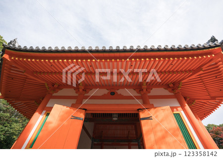 朱色に映える京都府八幡市の八角堂を撮影 123358142