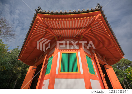 朱色に映える京都府八幡市の八角堂を撮影 朱色に映える京都府八幡市の八角堂を撮影 123358144