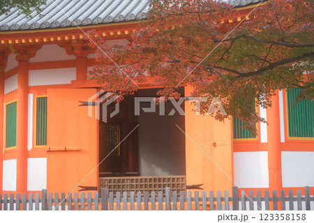 朱色に映える京都府八幡市の八角堂を撮影 123358158