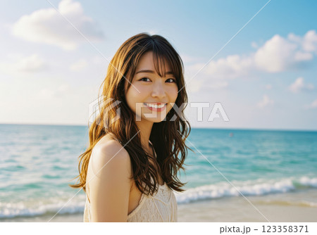 ビーチで微笑む若い日本人女性（AI生成画像） 123358371