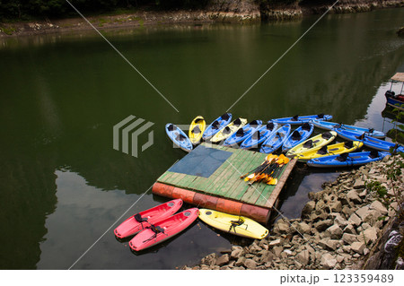 canoes are moored on the lake near the pier 123359489