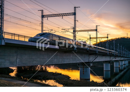 日本の岡山県岡山市で見た新幹線 123360374