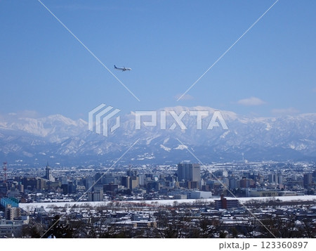 2025年2月25日雪景色の富山市街地と冠雪の北アルプ氏と旅客機 2025年2月25日雪景色の富山市街地と冠雪の北アルプ氏と旅客機 123360897