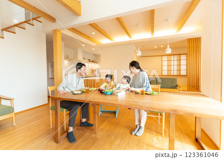 若い家族 食事 食卓 若い家族 食事 食卓 123361046