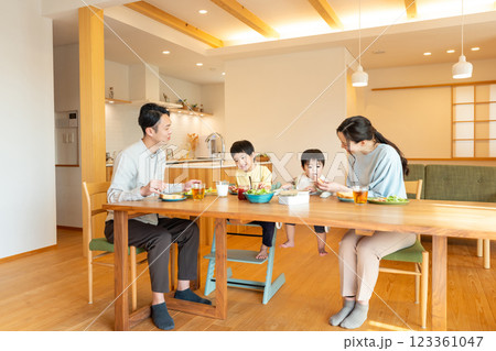 若い家族 食事 食卓 若い家族 食事 食卓 123361047