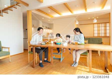 若い家族　食事　食卓 123361048