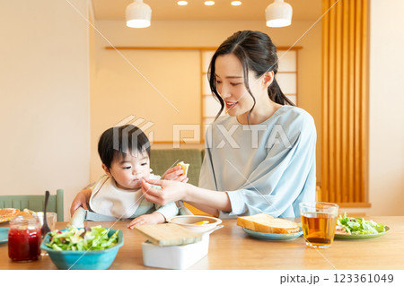 ダイニングで食事する若い家族 ダイニングで食事する若い家族 123361049