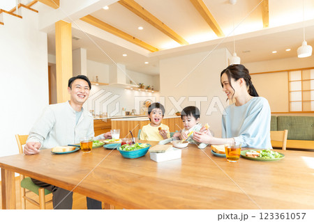 若い家族 食事 食卓 若い家族 食事 食卓 123361057