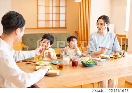 若い家族　食事　食卓 123361058