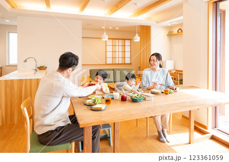 若い家族　食事　食卓 123361059