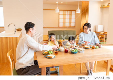 若い家族　食事　食卓 123361060