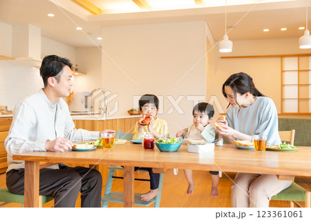 若い家族　食事　食卓 123361061