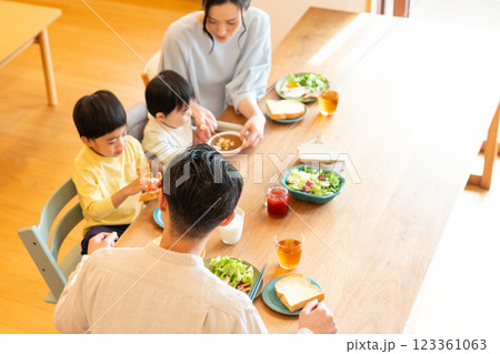 若い家族　食事　食卓 123361063