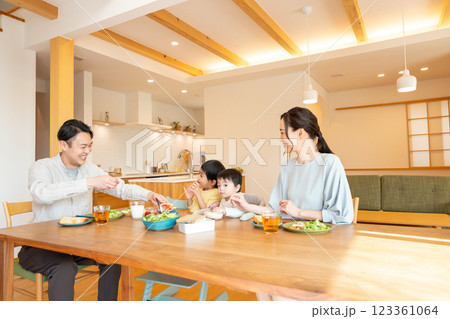 若い家族　食事　食卓 123361064