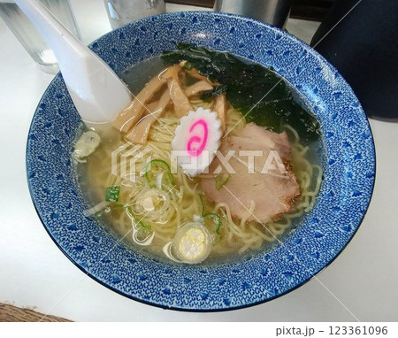 高架化工事が進む春日部駅の名物!! ちょっと珍しいホーム上の立ち食いラーメン…春日部ラーメン 高架化工事が進む春日部駅の名物!! ちょっと珍しいホーム上の立ち食いラーメン…春日部ラーメン 123361096